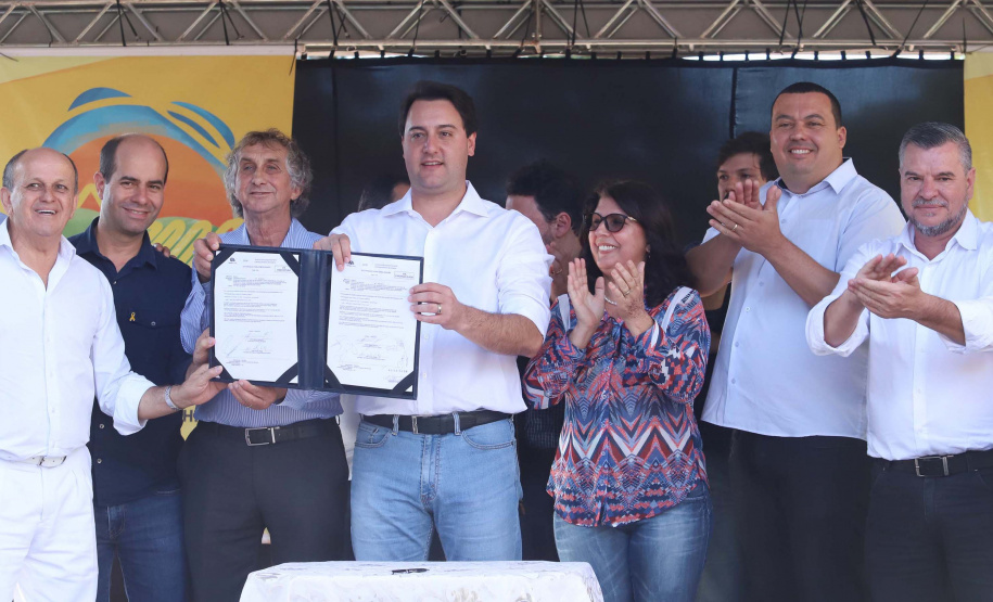 O município de Sarandi, no Noroeste do Paraná, vai implantar galerias pluviais e recapear ruas do Jardim Independência. O investimento é de R$ 3,7 milhões, com recursos do Estado, a fundo perdido. Nesta sexta-feira (17), o governador Carlos Massa Ratinho Júnior esteve em Sarandi e assinou a ordem de serviço para o início das obras. Foto: Rodrigo Felix Leal/ANPr