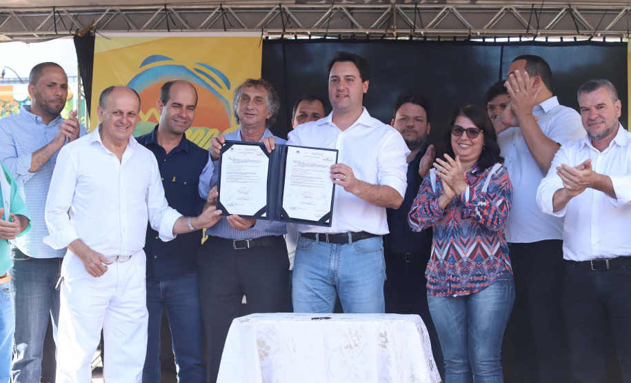 O município de Sarandi, no Noroeste do Paraná, vai implantar galerias pluviais e recapear ruas do Jardim Independência. O investimento é de R$ 3,7 milhões, com recursos do Estado, a fundo perdido. Nesta sexta-feira (17), o governador Carlos Massa Ratinho Júnior esteve em Sarandi e assinou a ordem de serviço para o início das obras. Foto: Rodrigo Felix Leal/ANPr