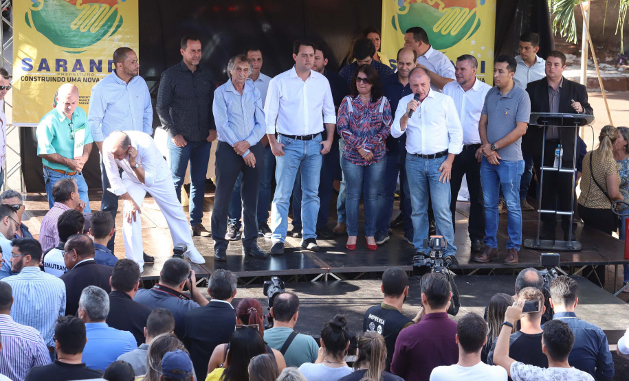 O município de Sarandi, no Noroeste do Paraná, vai implantar galerias pluviais e recapear ruas do Jardim Independência. O investimento é de R$ 3,7 milhões, com recursos do Estado, a fundo perdido. Nesta sexta-feira (17), o governador Carlos Massa Ratinho Júnior esteve em Sarandi e assinou a ordem de serviço para o início das obras. Foto: Rodrigo Felix Leal/ANPr