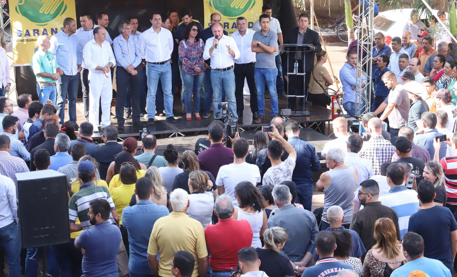 O município de Sarandi, no Noroeste do Paraná, vai implantar galerias pluviais e recapear ruas do Jardim Independência. O investimento é de R$ 3,7 milhões, com recursos do Estado, a fundo perdido. Nesta sexta-feira (17), o governador Carlos Massa Ratinho Júnior esteve em Sarandi e assinou a ordem de serviço para o início das obras. Foto: Rodrigo Felix Leal/ANPr