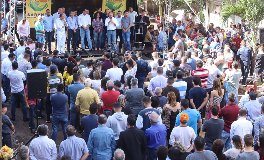 O município de Sarandi, no Noroeste do Paraná, vai implantar galerias pluviais e recapear ruas do Jardim Independência. O investimento é de R$ 3,7 milhões, com recursos do Estado, a fundo perdido. Nesta sexta-feira (17), o governador Carlos Massa Ratinho Júnior esteve em Sarandi e assinou a ordem de serviço para o início das obras. Foto: Rodrigo Felix Leal/ANPr