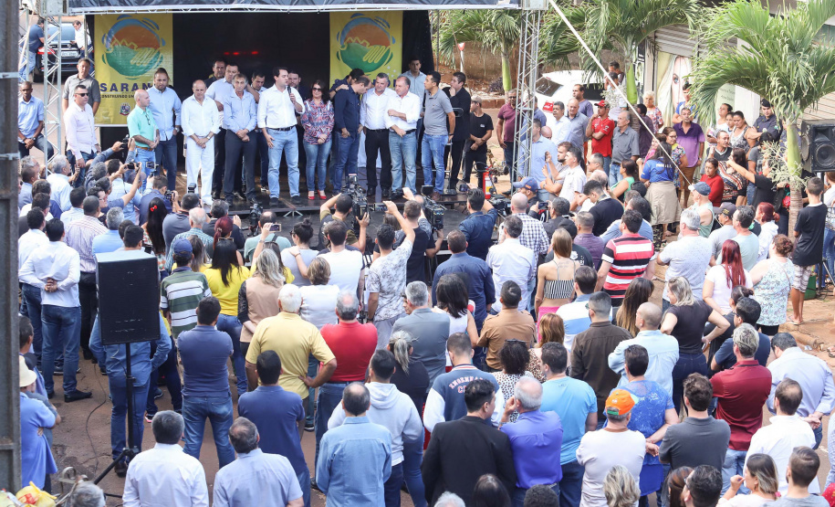 O município de Sarandi, no Noroeste do Paraná, vai implantar galerias pluviais e recapear ruas do Jardim Independência. O investimento é de R$ 3,7 milhões, com recursos do Estado, a fundo perdido. Nesta sexta-feira (17), o governador Carlos Massa Ratinho Júnior esteve em Sarandi e assinou a ordem de serviço para o início das obras. Foto: Rodrigo Felix Leal/ANPr