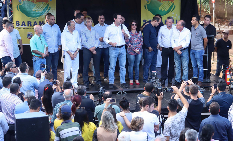 O município de Sarandi, no Noroeste do Paraná, vai implantar galerias pluviais e recapear ruas do Jardim Independência. O investimento é de R$ 3,7 milhões, com recursos do Estado, a fundo perdido. Nesta sexta-feira (17), o governador Carlos Massa Ratinho Júnior esteve em Sarandi e assinou a ordem de serviço para o início das obras. Foto: Rodrigo Felix Leal/ANPr