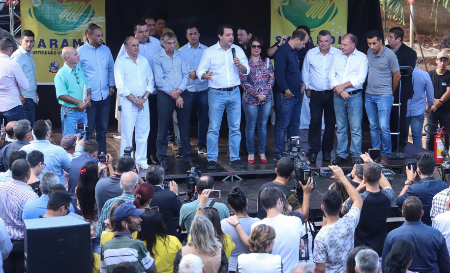 O município de Sarandi, no Noroeste do Paraná, vai implantar galerias pluviais e recapear ruas do Jardim Independência. O investimento é de R$ 3,7 milhões, com recursos do Estado, a fundo perdido. Nesta sexta-feira (17), o governador Carlos Massa Ratinho Júnior esteve em Sarandi e assinou a ordem de serviço para o início das obras. Foto: Rodrigo Felix Leal/ANPr