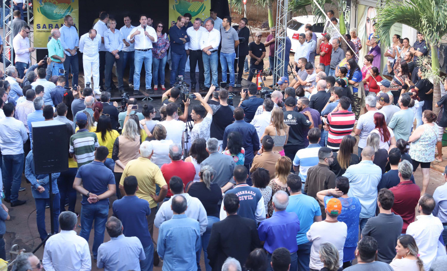 O município de Sarandi, no Noroeste do Paraná, vai implantar galerias pluviais e recapear ruas do Jardim Independência. O investimento é de R$ 3,7 milhões, com recursos do Estado, a fundo perdido. Nesta sexta-feira (17), o governador Carlos Massa Ratinho Júnior esteve em Sarandi e assinou a ordem de serviço para o início das obras. Foto: Rodrigo Felix Leal/ANPr