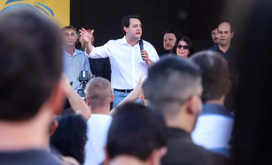 O município de Sarandi, no Noroeste do Paraná, vai implantar galerias pluviais e recapear ruas do Jardim Independência. O investimento é de R$ 3,7 milhões, com recursos do Estado, a fundo perdido. Nesta sexta-feira (17), o governador Carlos Massa Ratinho Júnior esteve em Sarandi e assinou a ordem de serviço para o início das obras. Foto: Rodrigo Felix Leal/ANPr