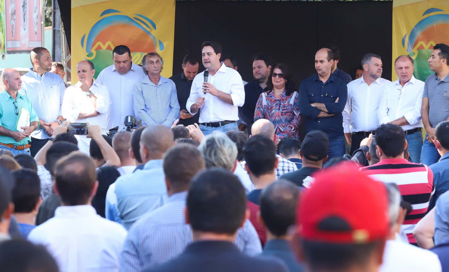 O município de Sarandi, no Noroeste do Paraná, vai implantar galerias pluviais e recapear ruas do Jardim Independência. O investimento é de R$ 3,7 milhões, com recursos do Estado, a fundo perdido. Nesta sexta-feira (17), o governador Carlos Massa Ratinho Júnior esteve em Sarandi e assinou a ordem de serviço para o início das obras. Foto: Rodrigo Felix Leal/ANPr