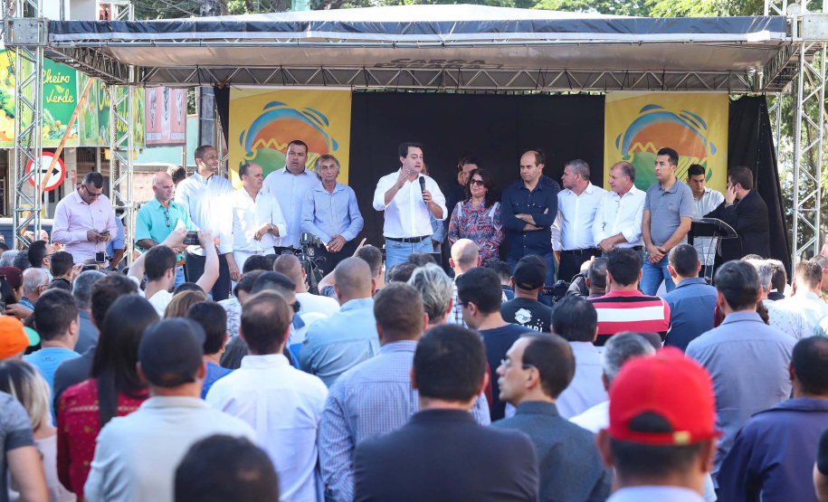 O município de Sarandi, no Noroeste do Paraná, vai implantar galerias pluviais e recapear ruas do Jardim Independência. O investimento é de R$ 3,7 milhões, com recursos do Estado, a fundo perdido. Nesta sexta-feira (17), o governador Carlos Massa Ratinho Júnior esteve em Sarandi e assinou a ordem de serviço para o início das obras. Foto: Rodrigo Felix Leal/ANPr