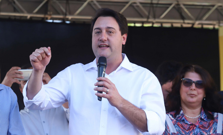 O município de Sarandi, no Noroeste do Paraná, vai implantar galerias pluviais e recapear ruas do Jardim Independência. O investimento é de R$ 3,7 milhões, com recursos do Estado, a fundo perdido. Nesta sexta-feira (17), o governador Carlos Massa Ratinho Júnior esteve em Sarandi e assinou a ordem de serviço para o início das obras. Foto: Rodrigo Felix Leal/ANPr