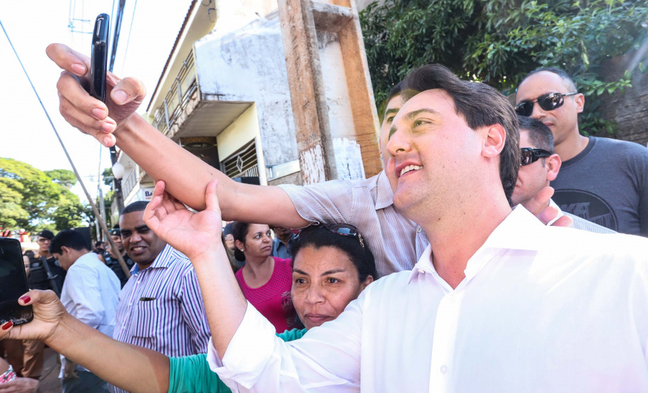 O município de Sarandi, no Noroeste do Paraná, vai implantar galerias pluviais e recapear ruas do Jardim Independência. O investimento é de R$ 3,7 milhões, com recursos do Estado, a fundo perdido. Nesta sexta-feira (17), o governador Carlos Massa Ratinho Júnior esteve em Sarandi e assinou a ordem de serviço para o início das obras. Foto: Rodrigo Felix Leal/ANPr