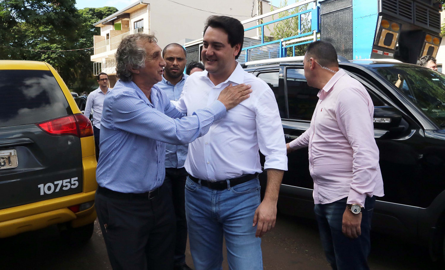 O município de Sarandi, no Noroeste do Paraná, vai implantar galerias pluviais e recapear ruas do Jardim Independência. O investimento é de R$ 3,7 milhões, com recursos do Estado, a fundo perdido. Nesta sexta-feira (17), o governador Carlos Massa Ratinho Júnior esteve em Sarandi e assinou a ordem de serviço para o início das obras. Foto: Gilson Abreu/ANPr