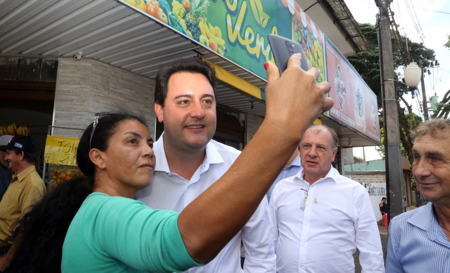 O município de Sarandi, no Noroeste do Paraná, vai implantar galerias pluviais e recapear ruas do Jardim Independência. O investimento é de R$ 3,7 milhões, com recursos do Estado, a fundo perdido. Nesta sexta-feira (17), o governador Carlos Massa Ratinho Júnior esteve em Sarandi e assinou a ordem de serviço para o início das obras. Foto: Gilson Abreu/ANPr