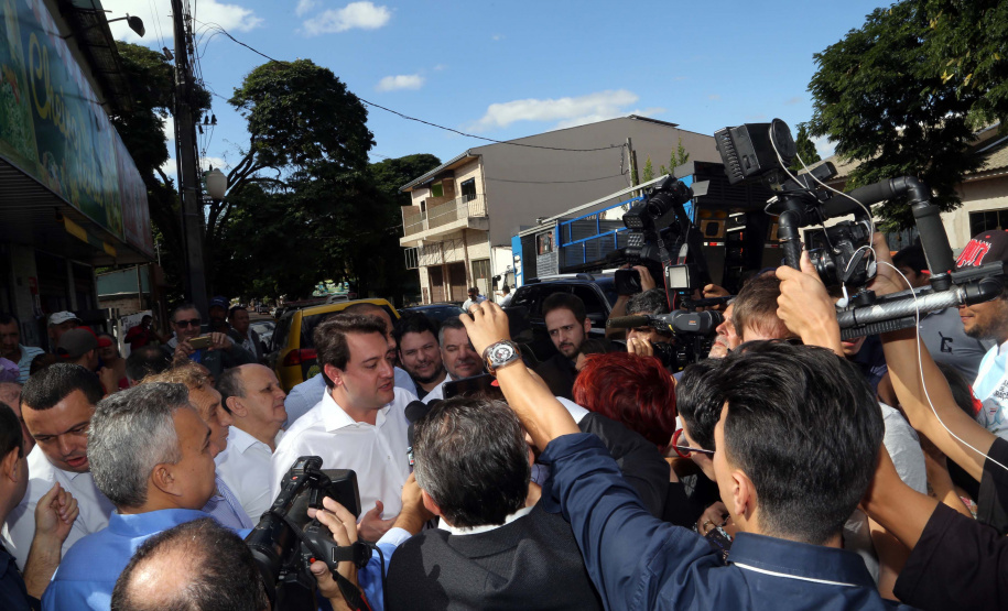 O município de Sarandi, no Noroeste do Paraná, vai implantar galerias pluviais e recapear ruas do Jardim Independência. O investimento é de R$ 3,7 milhões, com recursos do Estado, a fundo perdido. Nesta sexta-feira (17), o governador Carlos Massa Ratinho Júnior esteve em Sarandi e assinou a ordem de serviço para o início das obras. Foto: Gilson Abreu/ANPr