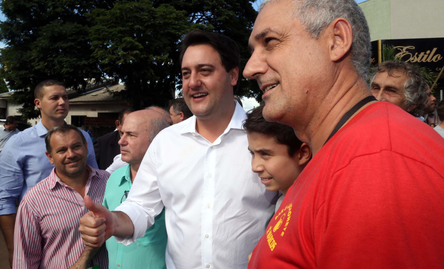 O município de Sarandi, no Noroeste do Paraná, vai implantar galerias pluviais e recapear ruas do Jardim Independência. O investimento é de R$ 3,7 milhões, com recursos do Estado, a fundo perdido. Nesta sexta-feira (17), o governador Carlos Massa Ratinho Júnior esteve em Sarandi e assinou a ordem de serviço para o início das obras. Foto: Gilson Abreu/ANPr