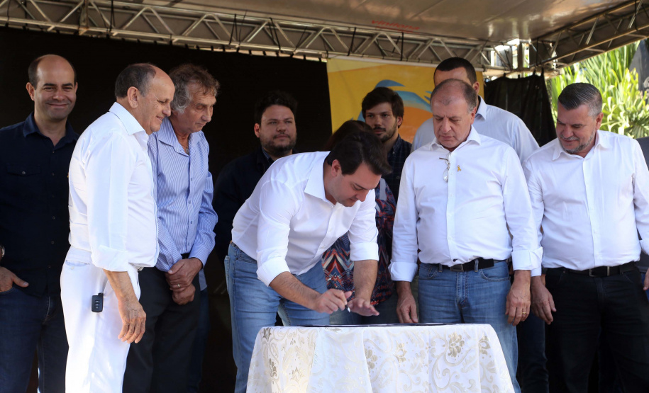 O município de Sarandi, no Noroeste do Paraná, vai implantar galerias pluviais e recapear ruas do Jardim Independência. O investimento é de R$ 3,7 milhões, com recursos do Estado, a fundo perdido. Nesta sexta-feira (17), o governador Carlos Massa Ratinho Júnior esteve em Sarandi e assinou a ordem de serviço para o início das obras. Foto: Gilson Abreu/ANPr