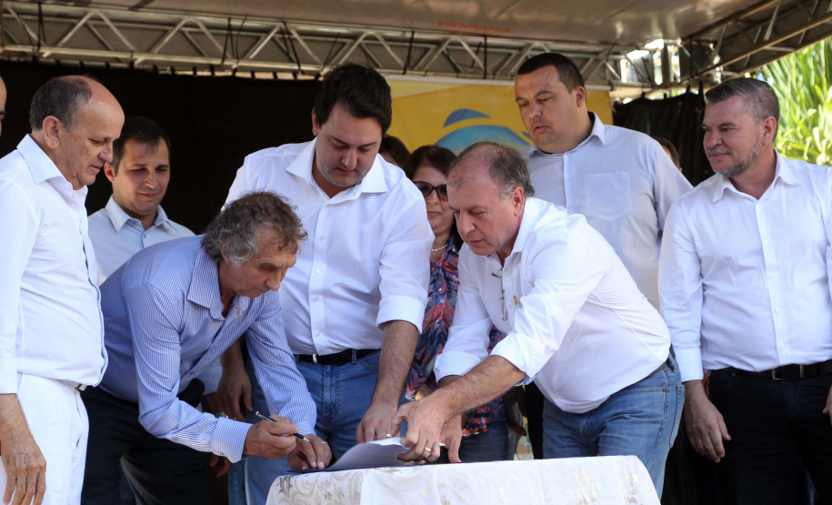 O município de Sarandi, no Noroeste do Paraná, vai implantar galerias pluviais e recapear ruas do Jardim Independência. O investimento é de R$ 3,7 milhões, com recursos do Estado, a fundo perdido. Nesta sexta-feira (17), o governador Carlos Massa Ratinho Júnior esteve em Sarandi e assinou a ordem de serviço para o início das obras. Foto: Gilson Abreu/ANPr