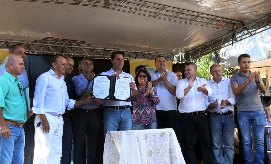 O município de Sarandi, no Noroeste do Paraná, vai implantar galerias pluviais e recapear ruas do Jardim Independência. O investimento é de R$ 3,7 milhões, com recursos do Estado, a fundo perdido. Nesta sexta-feira (17), o governador Carlos Massa Ratinho Júnior esteve em Sarandi e assinou a ordem de serviço para o início das obras. Foto: Gilson Abreu/ANPr