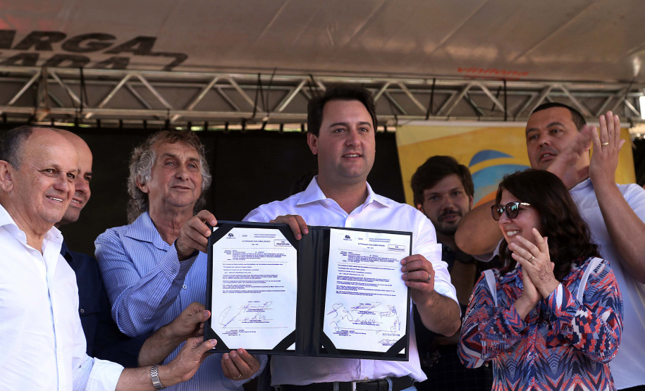 O município de Sarandi, no Noroeste do Paraná, vai implantar galerias pluviais e recapear ruas do Jardim Independência. O investimento é de R$ 3,7 milhões, com recursos do Estado, a fundo perdido. Nesta sexta-feira (17), o governador Carlos Massa Ratinho Júnior esteve em Sarandi e assinou a ordem de serviço para o início das obras. Foto: Gilson Abreu/ANPr