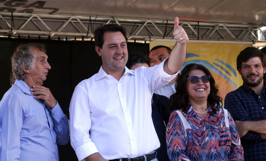 O município de Sarandi, no Noroeste do Paraná, vai implantar galerias pluviais e recapear ruas do Jardim Independência. O investimento é de R$ 3,7 milhões, com recursos do Estado, a fundo perdido. Nesta sexta-feira (17), o governador Carlos Massa Ratinho Júnior esteve em Sarandi e assinou a ordem de serviço para o início das obras. Foto: Gilson Abreu/ANPr