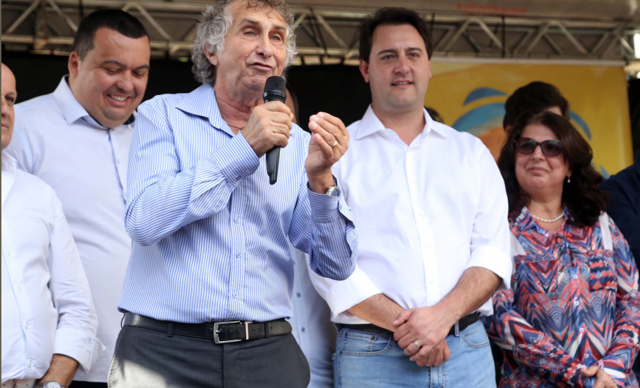 O município de Sarandi, no Noroeste do Paraná, vai implantar galerias pluviais e recapear ruas do Jardim Independência. O investimento é de R$ 3,7 milhões, com recursos do Estado, a fundo perdido. Nesta sexta-feira (17), o governador Carlos Massa Ratinho Júnior esteve em Sarandi e assinou a ordem de serviço para o início das obras. Foto: Gilson Abreu/ANPr