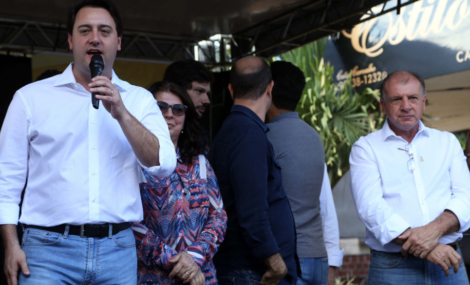 O município de Sarandi, no Noroeste do Paraná, vai implantar galerias pluviais e recapear ruas do Jardim Independência. O investimento é de R$ 3,7 milhões, com recursos do Estado, a fundo perdido. Nesta sexta-feira (17), o governador Carlos Massa Ratinho Júnior esteve em Sarandi e assinou a ordem de serviço para o início das obras. Foto: Gilson Abreu/ANPr