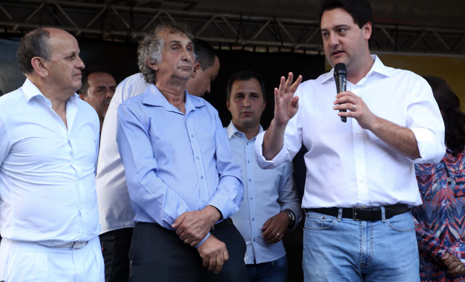 O município de Sarandi, no Noroeste do Paraná, vai implantar galerias pluviais e recapear ruas do Jardim Independência. O investimento é de R$ 3,7 milhões, com recursos do Estado, a fundo perdido. Nesta sexta-feira (17), o governador Carlos Massa Ratinho Júnior esteve em Sarandi e assinou a ordem de serviço para o início das obras. Foto: Gilson Abreu/ANPr