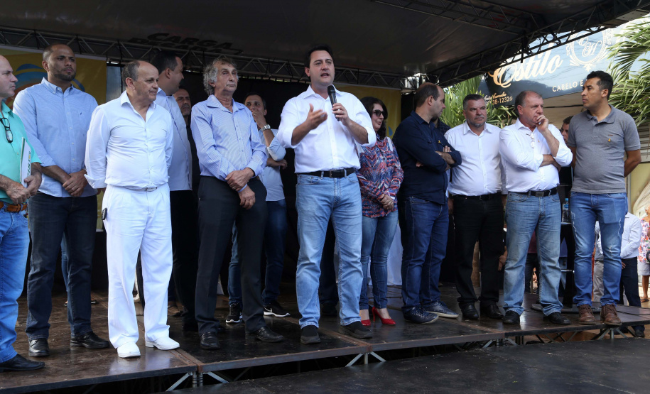 O município de Sarandi, no Noroeste do Paraná, vai implantar galerias pluviais e recapear ruas do Jardim Independência. O investimento é de R$ 3,7 milhões, com recursos do Estado, a fundo perdido. Nesta sexta-feira (17), o governador Carlos Massa Ratinho Júnior esteve em Sarandi e assinou a ordem de serviço para o início das obras. Foto: Gilson Abreu/ANPr