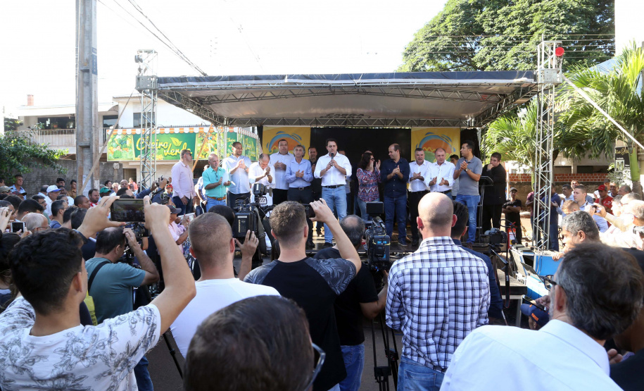 O município de Sarandi, no Noroeste do Paraná, vai implantar galerias pluviais e recapear ruas do Jardim Independência. O investimento é de R$ 3,7 milhões, com recursos do Estado, a fundo perdido. Nesta sexta-feira (17), o governador Carlos Massa Ratinho Júnior esteve em Sarandi e assinou a ordem de serviço para o início das obras. Foto: Gilson Abreu/ANPr