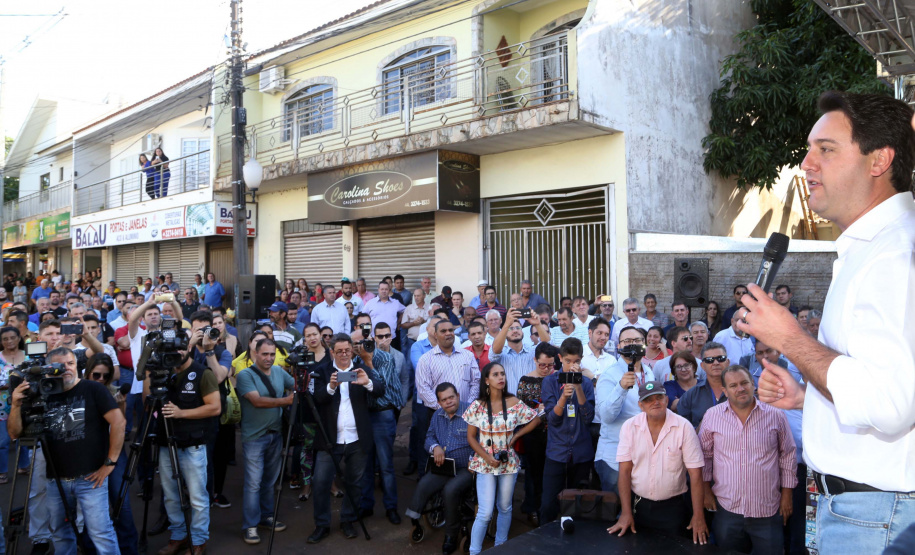 O município de Sarandi, no Noroeste do Paraná, vai implantar galerias pluviais e recapear ruas do Jardim Independência. O investimento é de R$ 3,7 milhões, com recursos do Estado, a fundo perdido. Nesta sexta-feira (17), o governador Carlos Massa Ratinho Júnior esteve em Sarandi e assinou a ordem de serviço para o início das obras. Foto: Gilson Abreu/ANPr