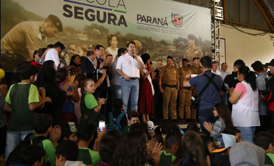 O governador Carlos Massa Ratinho Junior lançou nesta sexta-feira (17) o programa Escola Segura em Londrina, no Norte do Paraná. O colégio estadual Olympia Morais Tormenta, onde aconteceu a solenidade, e outras 17 escolas estaduais do município contam agora com policiais militares que atuarão diariamente para reforçar a segurança no período de aulas. Foto: José Fernando Ogura/ANPr