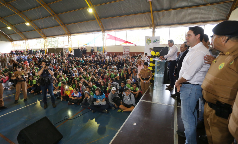 O governador Carlos Massa Ratinho Junior lançou nesta sexta-feira (17) o programa Escola Segura em Londrina, no Norte do Paraná. O colégio estadual Olympia Morais Tormenta, onde aconteceu a solenidade, e outras 17 escolas estaduais do município contam agora com policiais militares que atuarão diariamente para reforçar a segurança no período de aulas. Foto: José Fernando Ogura/ANPr