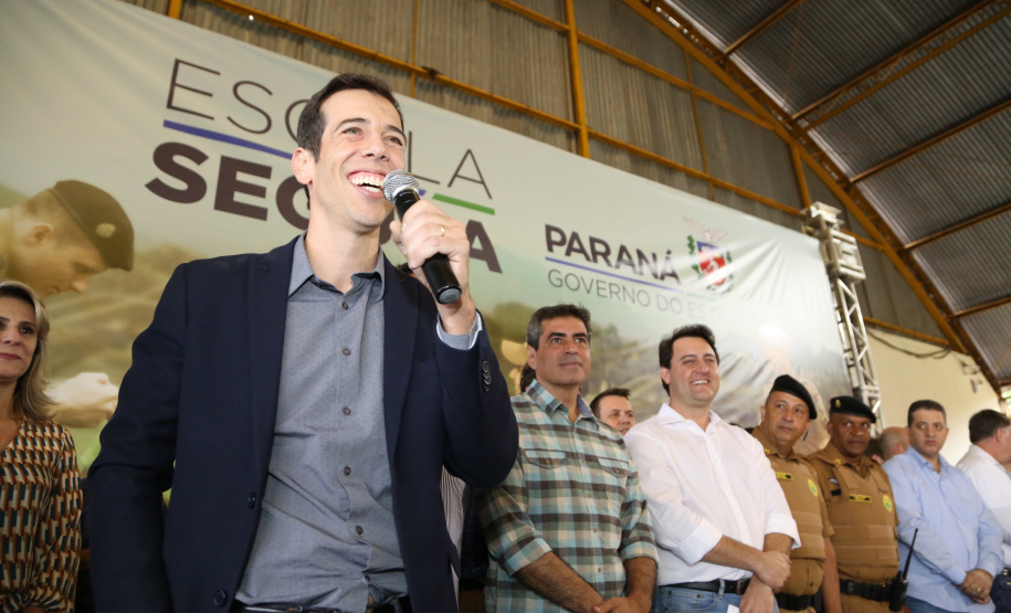 O governador Carlos Massa Ratinho Junior lançou nesta sexta-feira (17) o programa Escola Segura em Londrina, no Norte do Paraná. O colégio estadual Olympia Morais Tormenta, onde aconteceu a solenidade, e outras 17 escolas estaduais do município contam agora com policiais militares que atuarão diariamente para reforçar a segurança no período de aulas. Foto: José Fernando Ogura/ANPr