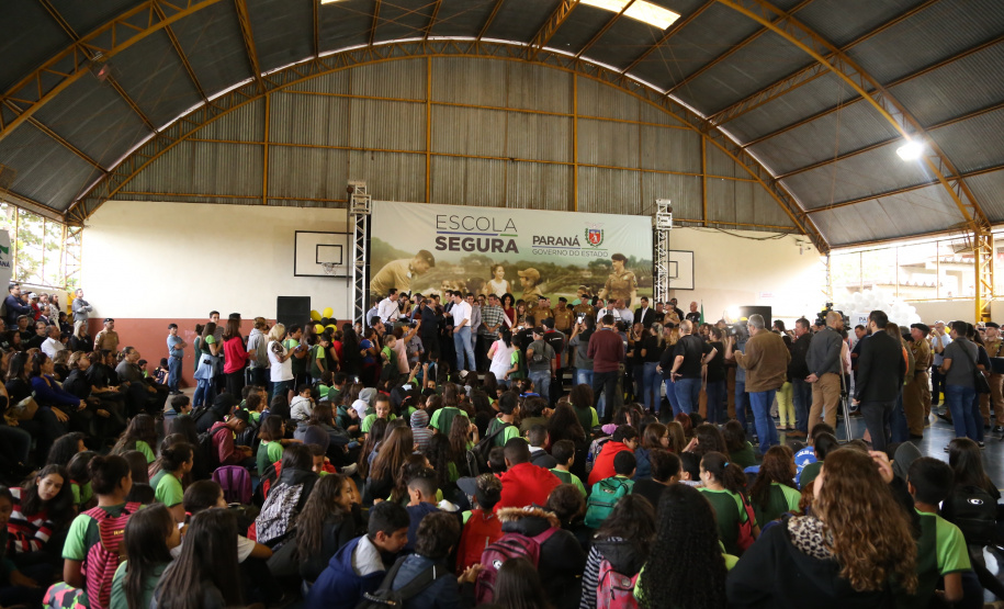 O governador Carlos Massa Ratinho Junior lançou nesta sexta-feira (17) o programa Escola Segura em Londrina, no Norte do Paraná. O colégio estadual Olympia Morais Tormenta, onde aconteceu a solenidade, e outras 17 escolas estaduais do município contam agora com policiais militares que atuarão diariamente para reforçar a segurança no período de aulas. Foto: José Fernando Ogura/ANPr