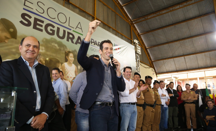 O governador Carlos Massa Ratinho Junior lançou nesta sexta-feira (17) o programa Escola Segura em Londrina, no Norte do Paraná. O colégio estadual Olympia Morais Tormenta, onde aconteceu a solenidade, e outras 17 escolas estaduais do município contam agora com policiais militares que atuarão diariamente para reforçar a segurança no período de aulas. Foto: José Fernando Ogura/ANPr