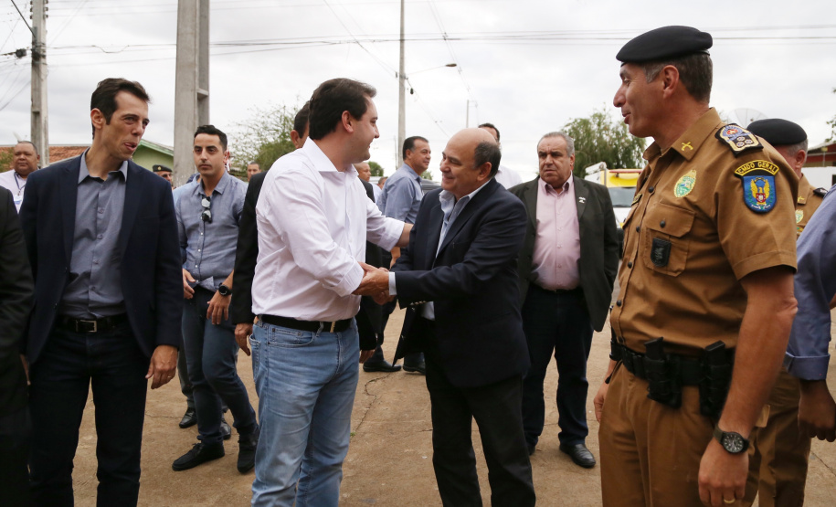 O governador Carlos Massa Ratinho Junior lançou nesta sexta-feira (17) o programa Escola Segura em Londrina, no Norte do Paraná. O colégio estadual Olympia Morais Tormenta, onde aconteceu a solenidade, e outras 17 escolas estaduais do município contam agora com policiais militares que atuarão diariamente para reforçar a segurança no período de aulas. Foto: José Fernando Ogura/ANPr