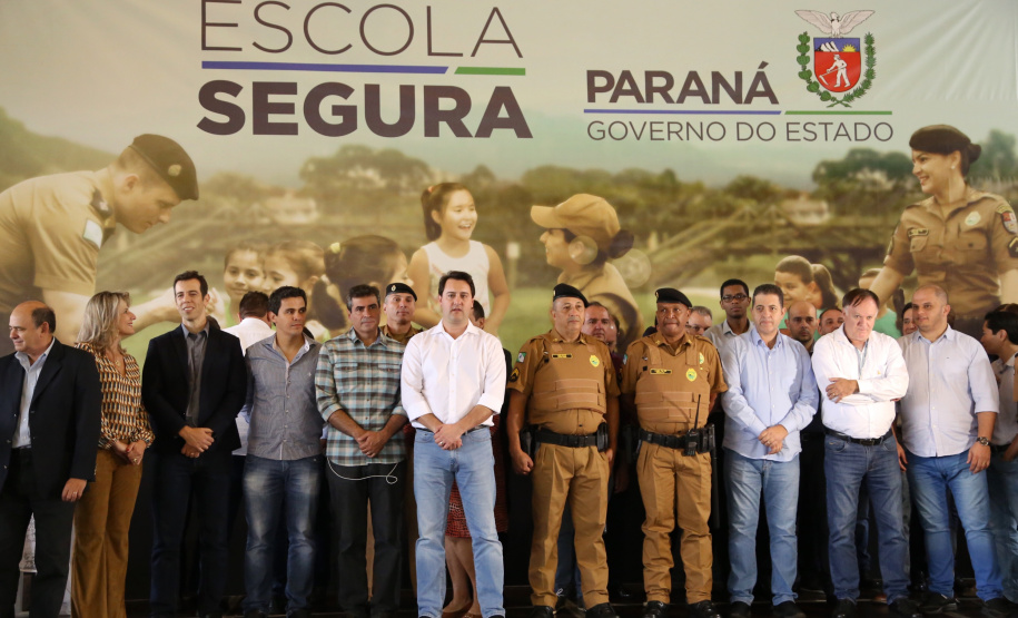 O governador Carlos Massa Ratinho Junior lançou nesta sexta-feira (17) o programa Escola Segura em Londrina, no Norte do Paraná. O colégio estadual Olympia Morais Tormenta, onde aconteceu a solenidade, e outras 17 escolas estaduais do município contam agora com policiais militares que atuarão diariamente para reforçar a segurança no período de aulas. Foto: José Fernando Ogura/ANPr