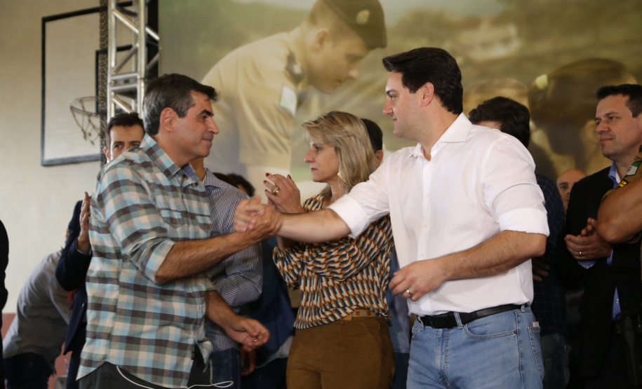 O governador Carlos Massa Ratinho Junior lançou nesta sexta-feira (17) o programa Escola Segura em Londrina, no Norte do Paraná. O colégio estadual Olympia Morais Tormenta, onde aconteceu a solenidade, e outras 17 escolas estaduais do município contam agora com policiais militares que atuarão diariamente para reforçar a segurança no período de aulas. Foto: José Fernando Ogura/ANPr