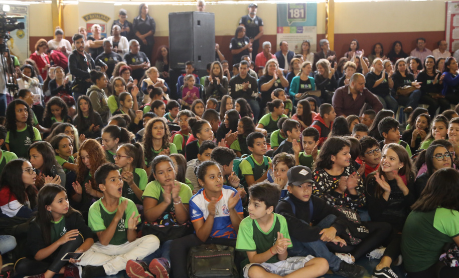O governador Carlos Massa Ratinho Junior lançou nesta sexta-feira (17) o programa Escola Segura em Londrina, no Norte do Paraná. O colégio estadual Olympia Morais Tormenta, onde aconteceu a solenidade, e outras 17 escolas estaduais do município contam agora com policiais militares que atuarão diariamente para reforçar a segurança no período de aulas. Foto: José Fernando Ogura/ANPr