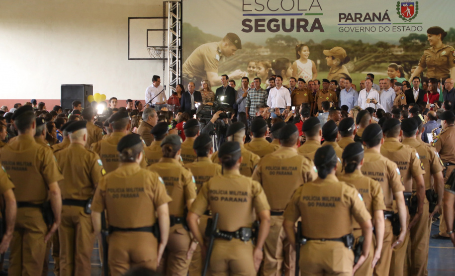 O governador Carlos Massa Ratinho Junior lançou nesta sexta-feira (17) o programa Escola Segura em Londrina, no Norte do Paraná. O colégio estadual Olympia Morais Tormenta, onde aconteceu a solenidade, e outras 17 escolas estaduais do município contam agora com policiais militares que atuarão diariamente para reforçar a segurança no período de aulas. Foto: José Fernando Ogura/ANPr