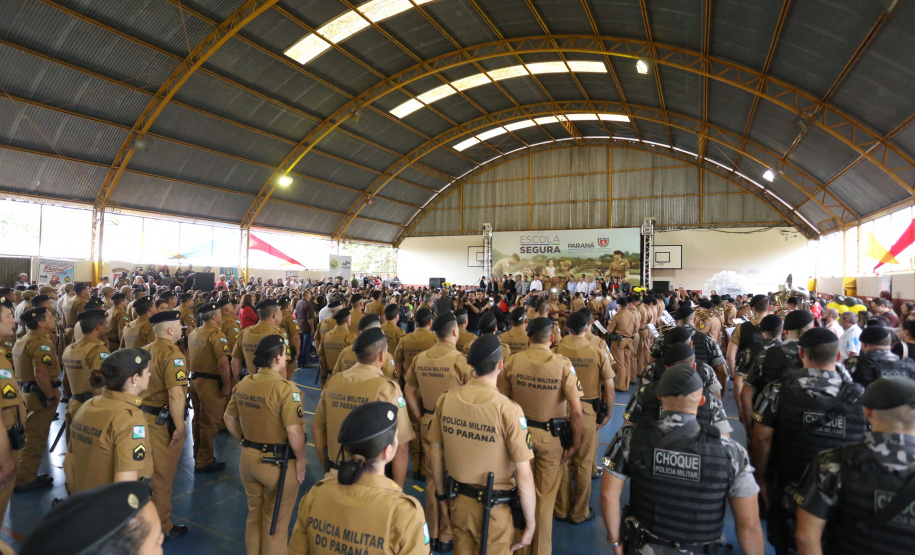 O governador Carlos Massa Ratinho Junior lançou nesta sexta-feira (17) o programa Escola Segura em Londrina, no Norte do Paraná. O colégio estadual Olympia Morais Tormenta, onde aconteceu a solenidade, e outras 17 escolas estaduais do município contam agora com policiais militares que atuarão diariamente para reforçar a segurança no período de aulas. Foto: José Fernando Ogura/ANPr