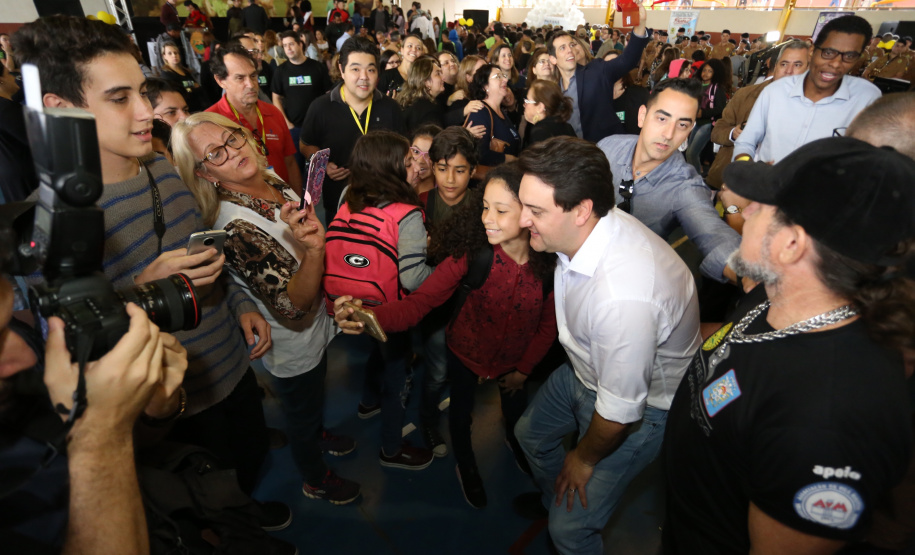 O governador Carlos Massa Ratinho Junior lançou nesta sexta-feira (17) o programa Escola Segura em Londrina, no Norte do Paraná. O colégio estadual Olympia Morais Tormenta, onde aconteceu a solenidade, e outras 17 escolas estaduais do município contam agora com policiais militares que atuarão diariamente para reforçar a segurança no período de aulas. Foto: José Fernando Ogura/ANPr