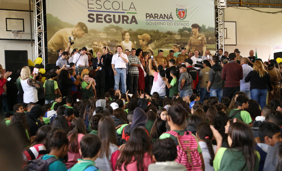 O governador Carlos Massa Ratinho Junior lançou nesta sexta-feira (17) o programa Escola Segura em Londrina, no Norte do Paraná. O colégio estadual Olympia Morais Tormenta, onde aconteceu a solenidade, e outras 17 escolas estaduais do município contam agora com policiais militares que atuarão diariamente para reforçar a segurança no período de aulas. Foto: José Fernando Ogura/ANPr