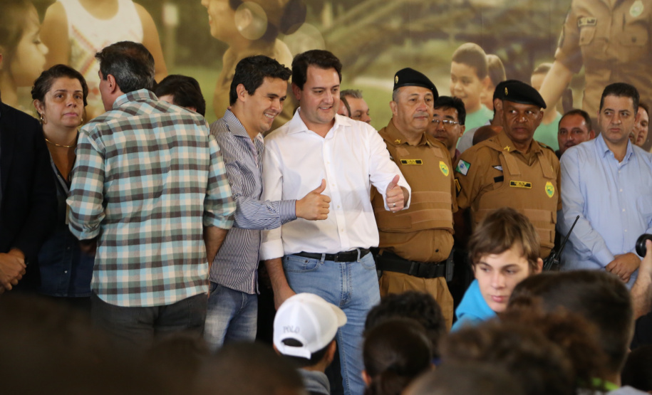 O governador Carlos Massa Ratinho Junior lançou nesta sexta-feira (17) o programa Escola Segura em Londrina, no Norte do Paraná. O colégio estadual Olympia Morais Tormenta, onde aconteceu a solenidade, e outras 17 escolas estaduais do município contam agora com policiais militares que atuarão diariamente para reforçar a segurança no período de aulas. Foto: José Fernando Ogura/ANPr