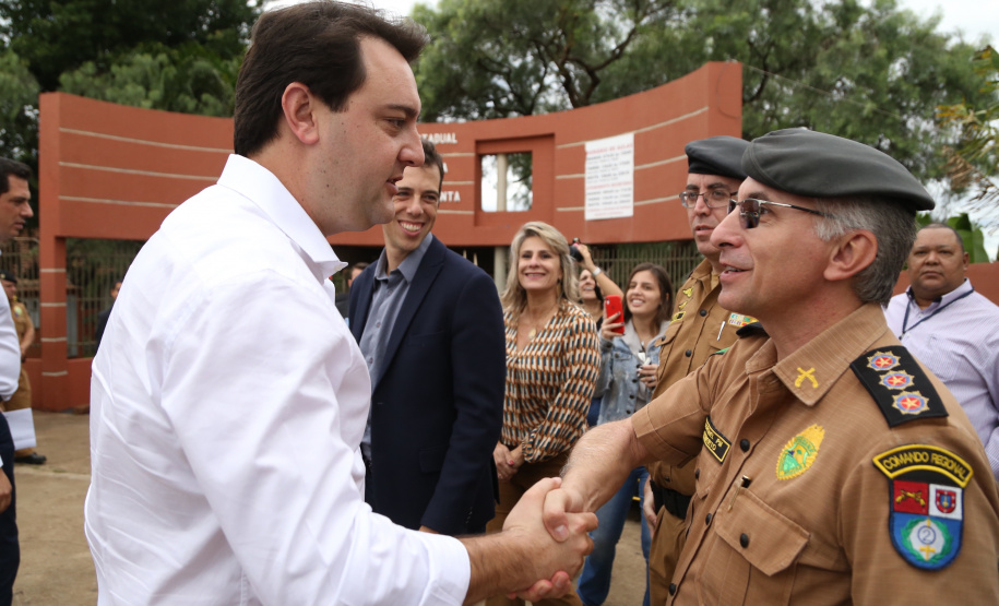 O governador Carlos Massa Ratinho Junior lançou nesta sexta-feira (17) o programa Escola Segura em Londrina, no Norte do Paraná. O colégio estadual Olympia Morais Tormenta, onde aconteceu a solenidade, e outras 17 escolas estaduais do município contam agora com policiais militares que atuarão diariamente para reforçar a segurança no período de aulas. Foto: José Fernando Ogura/ANPr