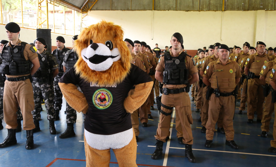 O governador Carlos Massa Ratinho Junior lançou nesta sexta-feira (17) o programa Escola Segura em Londrina, no Norte do Paraná. O colégio estadual Olympia Morais Tormenta, onde aconteceu a solenidade, e outras 17 escolas estaduais do município contam agora com policiais militares que atuarão diariamente para reforçar a segurança no período de aulas. Foto: José Fernando Ogura/ANPr