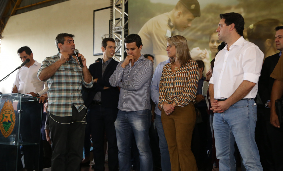 O governador Carlos Massa Ratinho Junior lançou nesta sexta-feira (17) o programa Escola Segura em Londrina, no Norte do Paraná. O colégio estadual Olympia Morais Tormenta, onde aconteceu a solenidade, e outras 17 escolas estaduais do município contam agora com policiais militares que atuarão diariamente para reforçar a segurança no período de aulas. Foto: José Fernando Ogura/ANPr