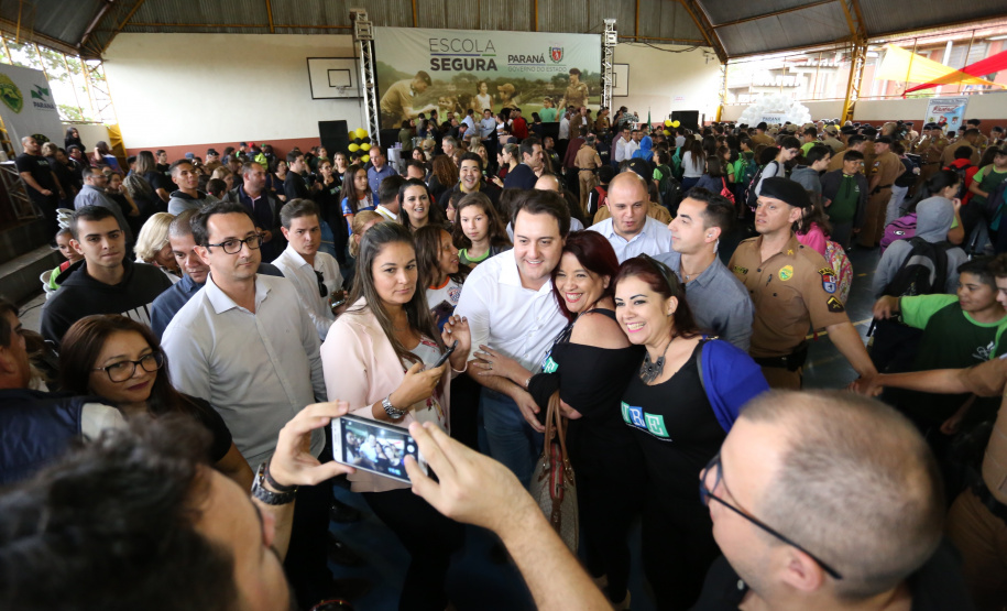 O governador Carlos Massa Ratinho Junior lançou nesta sexta-feira (17) o programa Escola Segura em Londrina, no Norte do Paraná. O colégio estadual Olympia Morais Tormenta, onde aconteceu a solenidade, e outras 17 escolas estaduais do município contam agora com policiais militares que atuarão diariamente para reforçar a segurança no período de aulas. Foto: José Fernando Ogura/ANPr