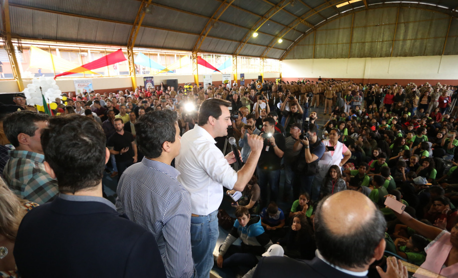 O governador Carlos Massa Ratinho Junior lançou nesta sexta-feira (17) o programa Escola Segura em Londrina, no Norte do Paraná. O colégio estadual Olympia Morais Tormenta, onde aconteceu a solenidade, e outras 17 escolas estaduais do município contam agora com policiais militares que atuarão diariamente para reforçar a segurança no período de aulas. Foto: José Fernando Ogura/ANPr
