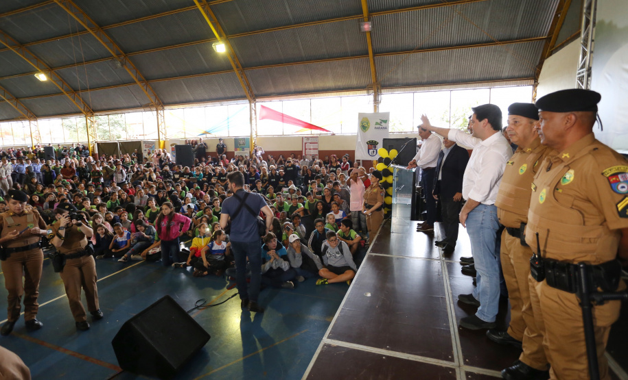 O governador Carlos Massa Ratinho Junior lançou nesta sexta-feira (17) o programa Escola Segura em Londrina, no Norte do Paraná. O colégio estadual Olympia Morais Tormenta, onde aconteceu a solenidade, e outras 17 escolas estaduais do município contam agora com policiais militares que atuarão diariamente para reforçar a segurança no período de aulas. Foto: José Fernando Ogura/ANPr