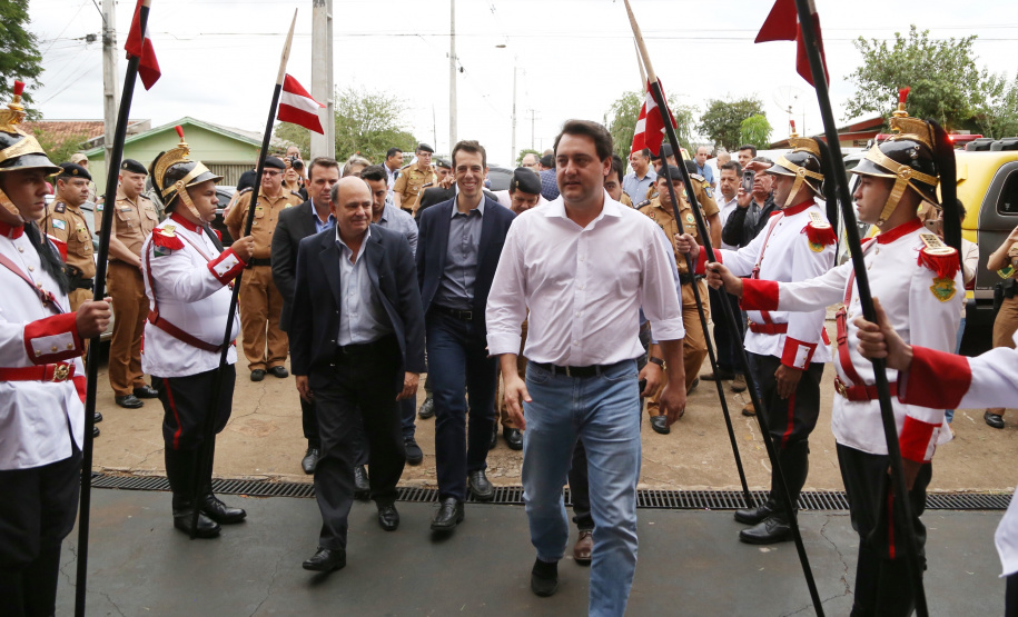 O governador Carlos Massa Ratinho Junior lançou nesta sexta-feira (17) o programa Escola Segura em Londrina, no Norte do Paraná. O colégio estadual Olympia Morais Tormenta, onde aconteceu a solenidade, e outras 17 escolas estaduais do município contam agora com policiais militares que atuarão diariamente para reforçar a segurança no período de aulas. Foto: José Fernando Ogura/ANPr